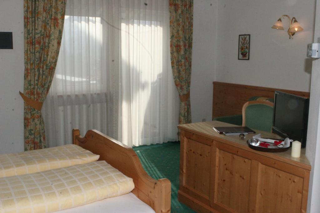 Hotel Amaten Brunico Ruang foto