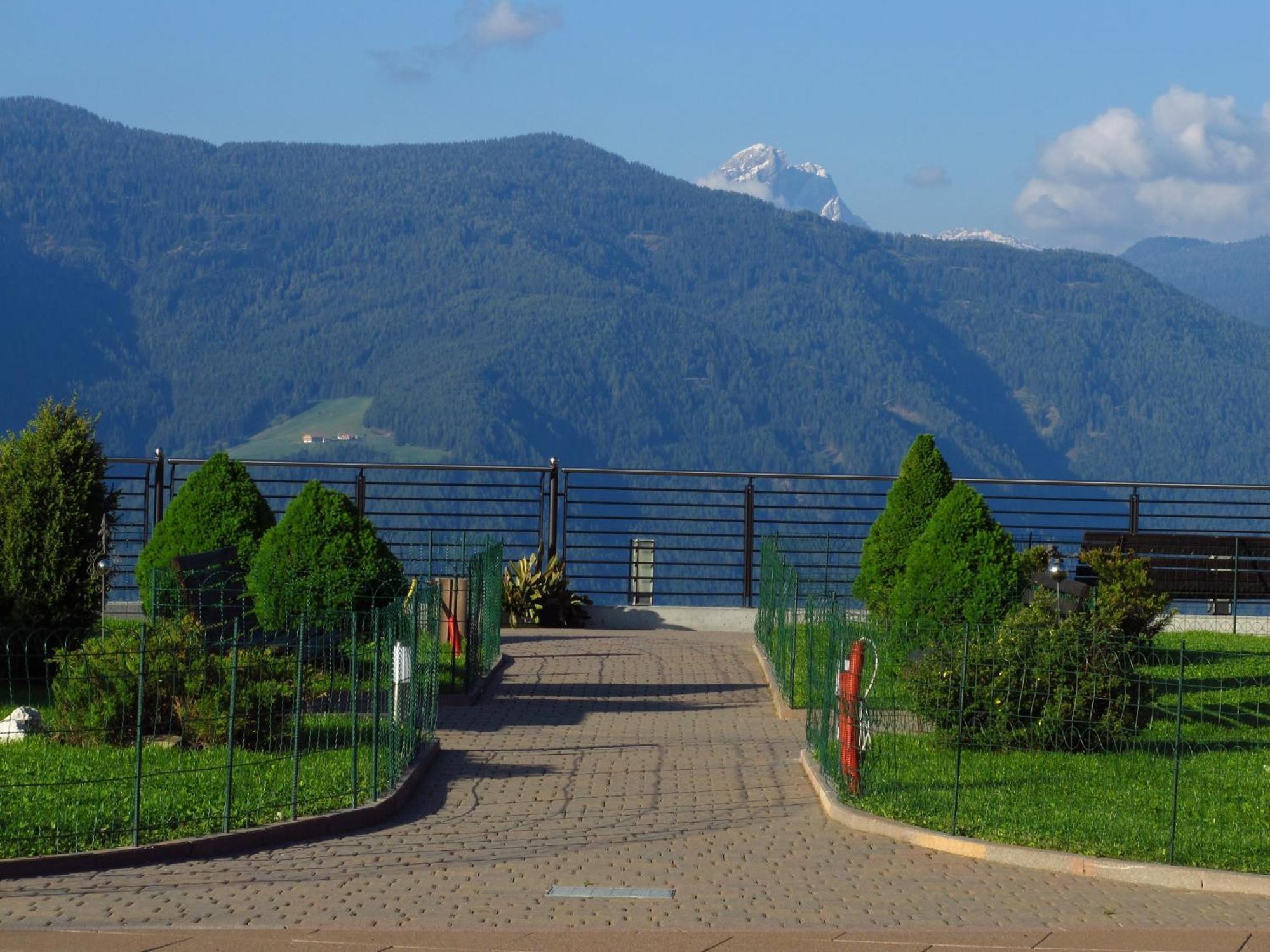 Hotel Amaten Brunico Bagian luar foto