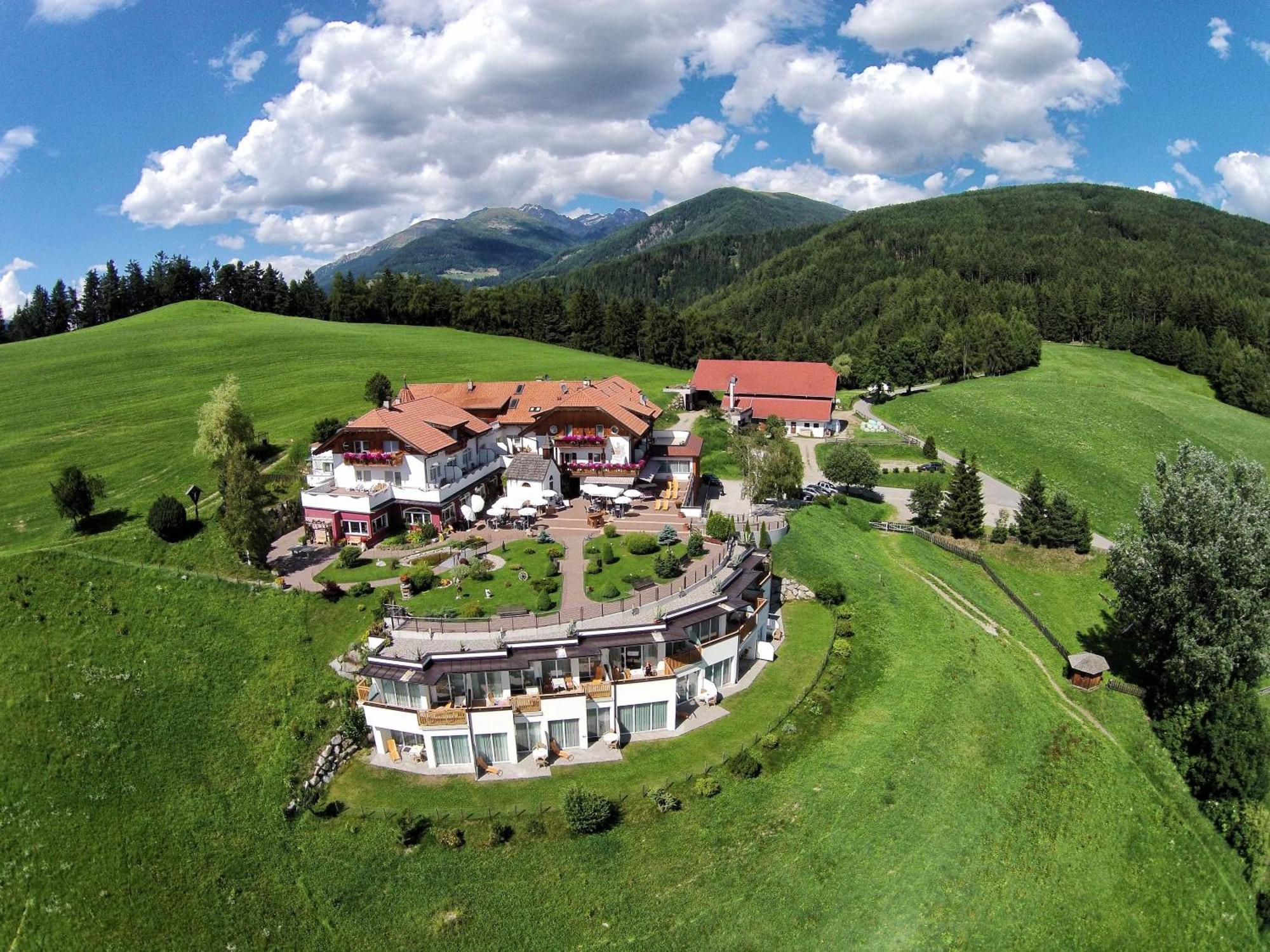 Hotel Amaten Brunico Bagian luar foto