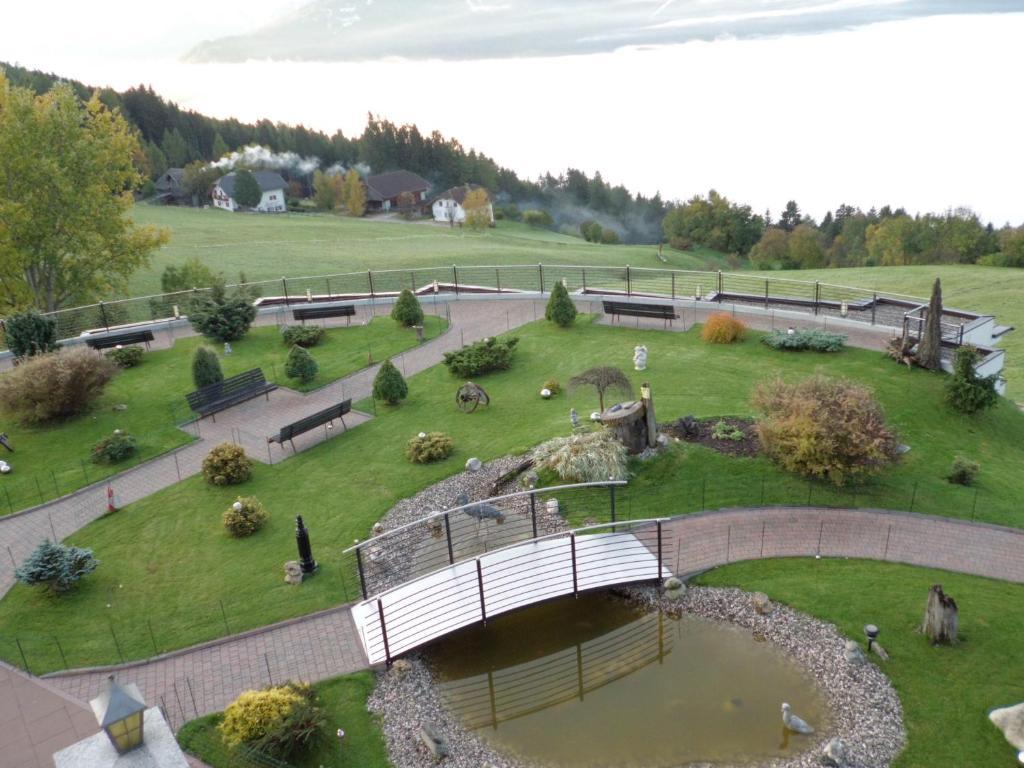 Hotel Amaten Brunico Bagian luar foto