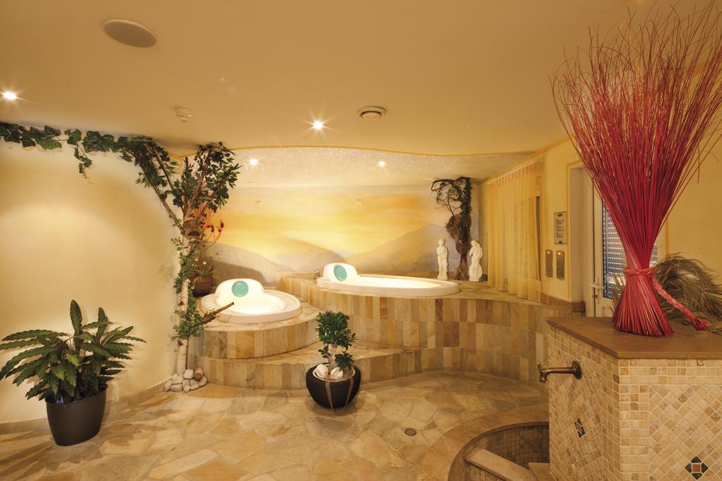 Hotel Amaten Brunico Bagian luar foto