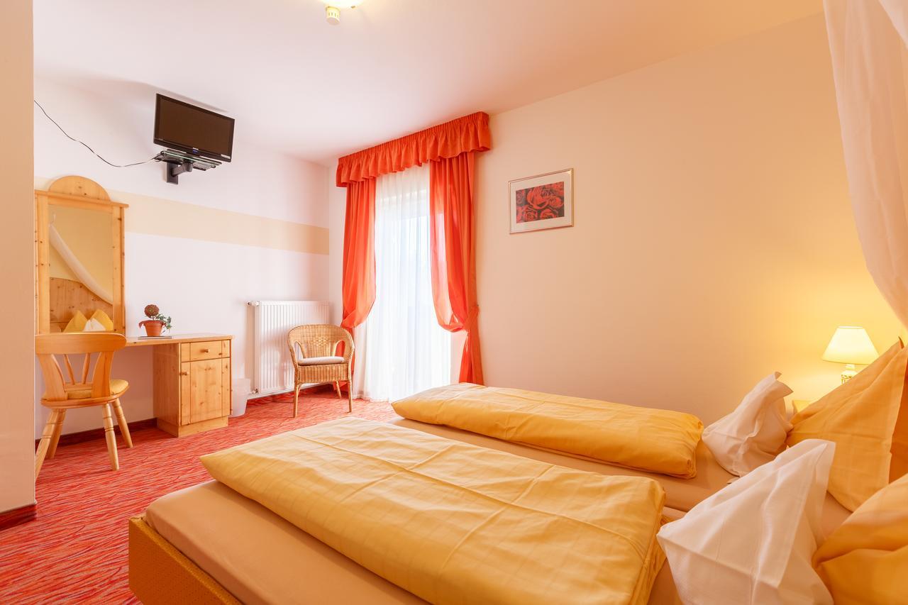 Hotel Amaten Brunico Bagian luar foto