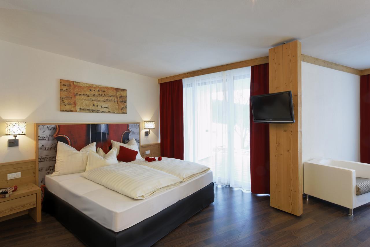 Hotel Amaten Brunico Bagian luar foto